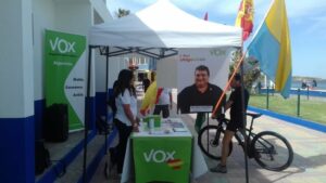Vox monta mesas informativas en las barriadas para "descubrir la realidad" de los vecinos de Algeciras