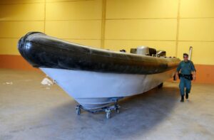 Una lancha hallada en Pilas (Sevilla) confirma narcos se alejan del Estrecho