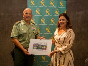 La ONCE hace entrega del Cupón Conmemorativo por el 175 Aniversario de la Fundación de la Guardia Civil a la Comandancia de Algeciras.