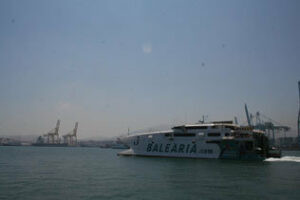 La naviera Balearia gestionará un año más la línea marítima entre Algeciras y Ceuta