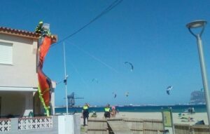 Un kitesurfista choca con su cometa contra una vivienda cuando estaba practicando en Palmones