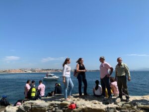 El Ayuntamiernto moviliza a buzos y voluntarios para limpiar los fondos y la costa de la ballenera