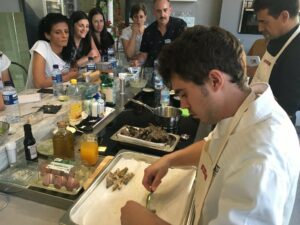 El Chef Raúl Marín despliega su saber en un taller para hosteleros del campo de Gibraltar