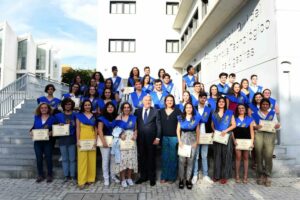 Entregan las becas a la excelencia a los alumnos que han finalizado Bachillerato con matrícula de honor
