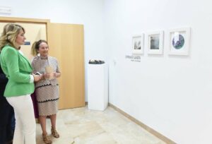 Pilar Pintor inaugura la exposición de fotografía de Esperanza Garzón