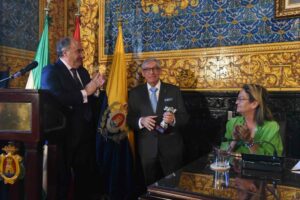 José Luis Ocaña recibe en el Salón de Plenos la distinción Especial de Pura Cepa 2019