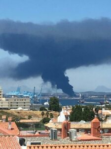 112 recomienda cerrar puertas y ventanas por el humo producido en el incendio de Indorama en San Roque