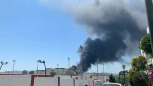 Ayuntamiento de San Roque dice que el humo "no es tóxico" pero Bomberos recomienda cerrar las ventanas