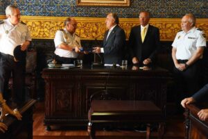 Landaluce homenajea en su jubilación al ex inspector de la Policía de Algeciras, Fernando Calleja