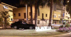 Empotra su coche en la rotonda de acceso a la barriada de La Bajadilla