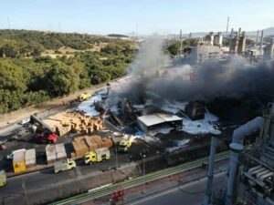 Controlado el incendio en Indorama y desactivado el plan de emergencia de la Junta de Andalucía