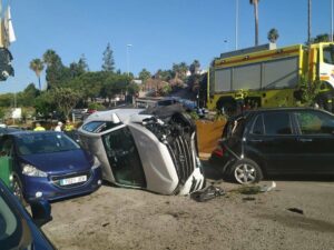Un coche se sale de la autovía y destroza los vehículos a su paso en la zona de Doña Casilda