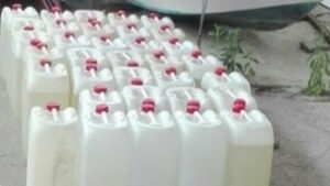 Descarga de bidones de gasolina para narcolanchas a plena luz en el Puerto de Sotogrande