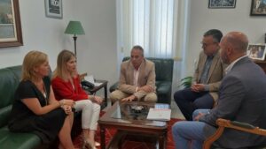 Mestre trasmite al alcalde de San Roque el compromiso de la Junta con la localidad