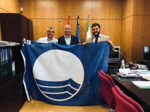 El concejal de Playas recoge la bandera azul que ha sido concedida un año más a Getares