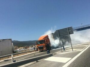El incendio de un camión provoca un colapso monumental en la salida de Algeciras por Los Pastores