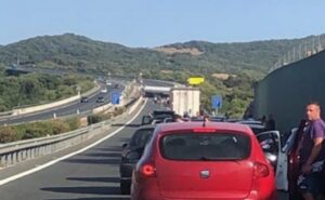 El choque entre dos camiones corta la A-381 en Alcalá de los Gazules en dirección Los Barrios