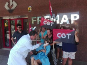 CGT escenifica en una manifiestación el trato de las mutuas a los trabajadores enfermos