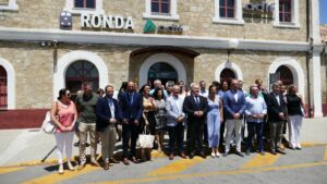 Alcaldes de la línea Algeciras-Bobadilla se suben al tren para pedir mejoras en la línea férrea
