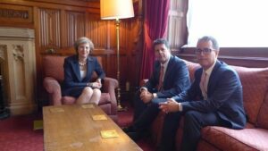 Theresa May y Fabian Picardo abordan la situación del petrolero iraní retenido en Gibraltar