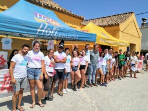 Más de medio millar de jóvenes recogen sus pack para la celebración del Holi Colors de este sábado