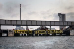 Greenpeace desembarca en la central térmica de Los Barrios para pedir el final del carbón