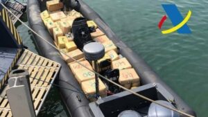 Detienen a dos linenses con 2.500 kilos de hachís que llevaban impresa la marca del 'Chapo' Guzmán