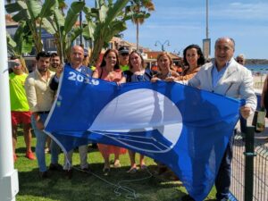 Izan en la playa de Getares la Bandera Azul de los Mares Limpios de Europa