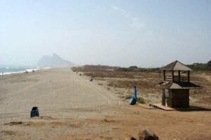 Interceptan a cinco inmigrantes llegados en patera a la playa de la Torre de La Línea