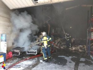 Bomberos de los Barrios y Algeciras intervienen en un incendio en una nave en polígono Palmones