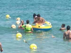 Socoservis rescata a tres niños empujados por el poniente en una balsa de juguete en Getares