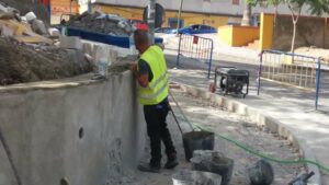 El Ayuntamiento acomete la reconstrucción del muro de la antigua biblioteca Cristóbal Delgado