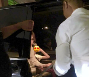 Jennifer López, impresionada por un retrato pintado en directo por el algecireño Víctor Jerez