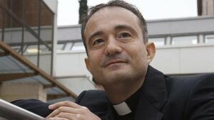 El alcalde felicita al sacerdote salesiano Miguel Ángel Ruíz Espínola por su traslado al Vaticano