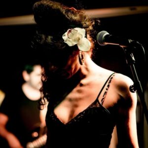 Ana, vocalista de AnaHata's Band nos cuenta; "Es enriquecedor ver como cada músico interpreta a su modo a Amy"