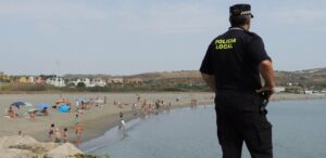 Socoservis rescata a diez personas en siete intervenciones el sábado en la playa de Torreguadiaro