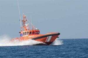 Salvamento Marítimo rescata a dos personas después de que la moto de agua que pilotaban se hundiera cerca de la Bahía de Algeciras