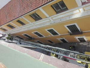 Los bomberos intervienen en la caída de cascotes en la calle Primo de Rivera