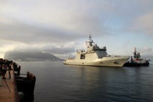 Los quince migrantes del Open Arms, recogidos por el Audaz, ya están en Crinavis