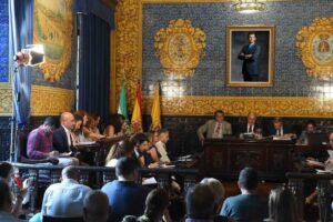 El primer Pleno de la nueva Corporación ratifica el acuerdo con el comité de CTM y evita la huelga