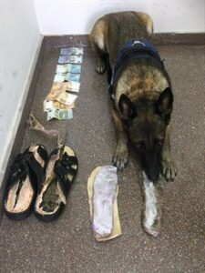 Detenido por viajar con 493 gramos de hachís ocultos en las suelas de las sandalias