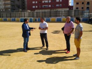 El Ayuntamiento da los primeros pasos para cambiar los campos de zahorra a césped artificial