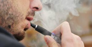 Profesionales sanitarios del Campo de Gibraltar advierten del peligro de la moda del 'vapeo'