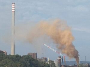 Agaden denuncia al 112 a Acerinox por contaminación atmosférica de la Bahía de Algeciras