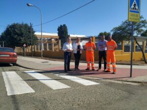 Jacinto Muñoz y Laura Ruiz supervisan los trabajos de repintado de los pasos de peatones de centros educativos