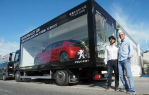 Sergio Pelayo apoya la presentación en Algeciras del nuevo modelo de Peugeot N208