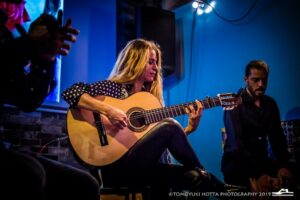 Noa Drezner fascina en Algeciras con su trío flamenco y el virtuosismo de su guitarra femenina