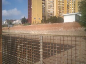 Critican al Ayuntamiento por llevar "cerrado" nueve años un patio del colegio 'Campo de Gibraltar'