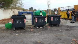 Numerosas quejas de padres y profesores por situar un punto de contenedores a la entrada del Adalides