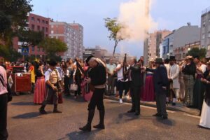 El VI Pasacalles de las Culturas del Estrecho anuncia Entremares" ante un numeroso público